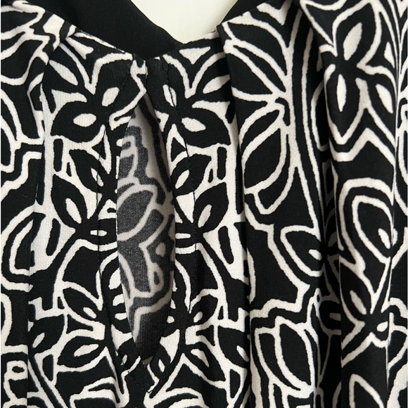 Sleeveless patterned dress with ruffle type top - Picture 3 of 16